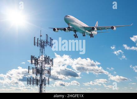 Torre cellulare mobile con 5G frequenze in banda C con atterraggio aereo. Disputa con le compagnie aeree sulle interferenze tra altimetro wireless e aereo Foto Stock