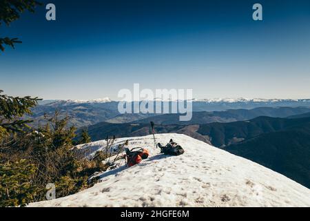 Inverno montagne resti di neve, primavera, foresta di conifere Foto Stock