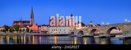 Panorama del Ponte di pietra, della Chiesa di San Pietro e della Città Vecchia di Regensburg in Germania Foto Stock