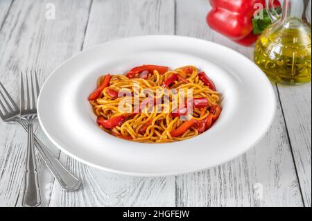 Pasta spaghetti al peperone rosso arrosto sul piatto Foto Stock