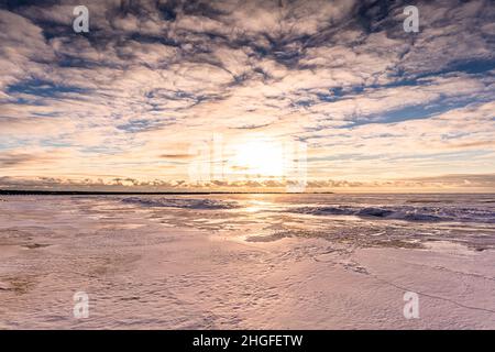 Alba sul lago Huron su ghiaccio galleggiante Foto Stock