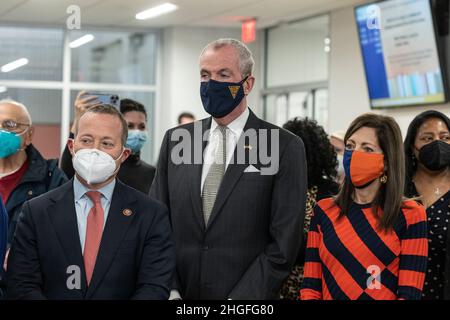 Josh Gottheimer, Governatore Phil Murphy, Tammy Murphy partecipa alla visita della First Lady Dr. Jill Biden al Bergen Community College di Paramus, NJ il 20 gennaio 2022 con il Segretario dell'Educazione Miguel Cardona. Il Dr. Biden è stato accompagnato dal Governatore del New Jersey Phil Murphy e sua moglie Tammy Murphy. Sia il Dott. Biden che il Segretario Cardona hanno espresso le loro osservazioni sulle nuove azioni per utilizzare i fondi federali di soccorso pandemici disponibili tramite l'American Rescue Plan per sostenere le necessità di base degli studenti delle università e delle università. (Foto di Lev Radin/Sipa USA) Foto Stock