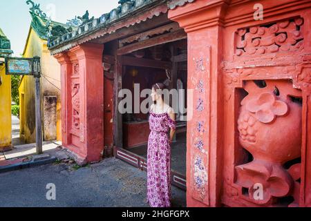 Una donna sorge all'ingresso del Ponte coperto Giapponese nella Città Vecchia. Foto Stock