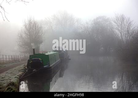 Vista della nebbia di prima mattina sul fiume Gade vicino a Watford in una fredda giornata invernale a gennaio Foto Stock