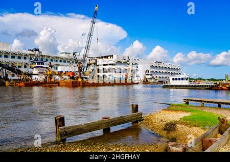 Inland Dredging Company Dredger Ingenuity esegue il dragaggio di manutenzione accanto a due barche da casinò nel Bayou la Batre Sound, 13 luglio 2021, a Bayo Foto Stock