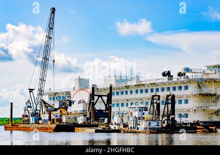 Inland Dredging Company Boats la signora Paula e Ingenuity eseguono attività di manutenzione Dredging accanto a due barche da casinò nel Bayou la Batre Sound, 13 luglio 20 Foto Stock