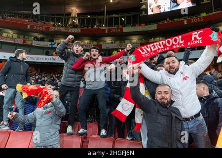 Londra, Regno Unito. 21st Jan 2022. I tifosi di Liverpool festeggiano dopo la seconda tappa della semifinale EFL Cup tra Arsenal e Liverpool a Londra, in Gran Bretagna, il 20 gennaio 2022. Liverpool ha vinto 2-0 e ha fatto un'avanzata nella finale. Credit: Xinhua/Alamy Live News Foto Stock