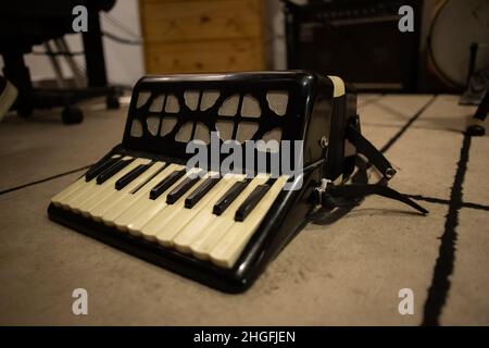 Piccolo pianoforte in miniatura sul pavimento di uno studio di registrazione musicale Foto Stock