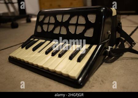 Piccolo pianoforte in miniatura sul pavimento di uno studio di registrazione musicale Foto Stock