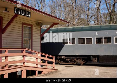 Stazione ferroviaria nel cuore del museo ferroviario Dixie in mostra, inclusa un'auto pullman a Calera Alabama, USA. Foto Stock