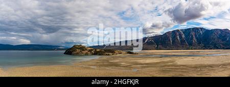 Vista panoramica della natura selvaggia paesaggio panoramico nel nord del Canada, territorio dello Yukon durante l'autunno. Preso nel mese di settembre sulla Alaska Highway. Foto Stock