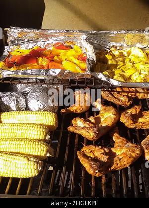 20 gennaio 2022: Un barbecue con mais, pollo, melanzane, patate, peperoni, E squash giovedì 20th gennaio 2022 (Credit Image: © Rishi DekaZUMA Press Wire) Foto Stock