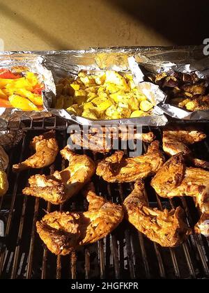 20 gennaio 2022: Un barbecue con mais, pollo, melanzane, patate, peperoni, E squash giovedì 20th gennaio 2022 (Credit Image: © Rishi DekaZUMA Press Wire) Foto Stock