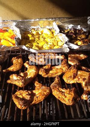 20 gennaio 2022: Un barbecue con mais, pollo, melanzane, patate, peperoni, E squash giovedì 20th gennaio 2022 (Credit Image: © Rishi DekaZUMA Press Wire) Foto Stock