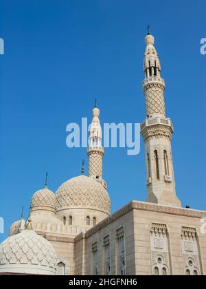 Il tetto e i minareti della Moschea di Jumeirah a Dubai negli Emirati Arabi Uniti. Foto Stock