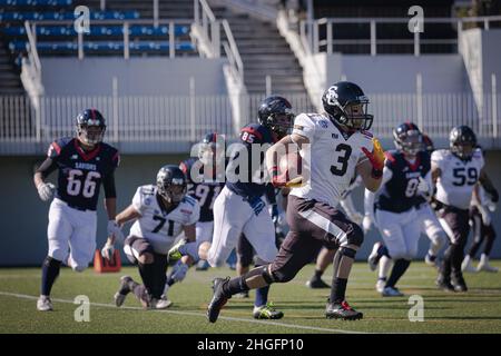 Shitamachi Gorillas running back Yuya Suzue (No.3) porta la palla durante il gioco della X2X3 League Shitamachi Gorillas vs Ibaraki Saviors in Fujitsu Stadium.(Punteggio finale Shitamachi Gorillas 20:10 Sony Solid state). Foto Stock