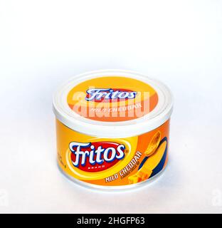 NISSHA, MN - 19 JAN 2022: Contenitore di salsa di formaggio al gusto Cheddar dolce di marca Fritos, isolato su sfondo bianco. Foto Stock