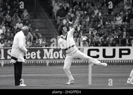 Jeff Thomson (Australia) bowling, Inghilterra vs Australia, Prudential Trophy Second Match, presso Edgbaston Cricket Ground, Birmingham, Inghilterra sabato 4th giugno 1977 Foto Stock