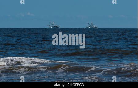 Due barche da pesca commerciali al largo della costa di Myrtle Beach NC Foto Stock
