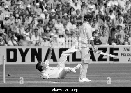 Bob Woolmer (Inghilterra) fielding, Kim Hughes (Australia) batting, Inghilterra vs Australia, 5th Test Match, The Oval, Londra, Inghilterra 25 - 30th Agosto 1977 Foto Stock