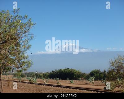 Vista del Monte Kilimanjaro da Moshi, Tanzania Africa Foto Stock