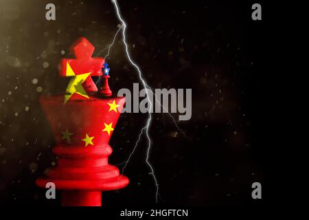 le bandiere di cina e taiwan dipingono sul re degli scacchi. Illustrazione 3D taiwan vs cina. Foto Stock