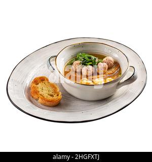 Zuppa di anelli isolata con polpette di pollo Foto Stock