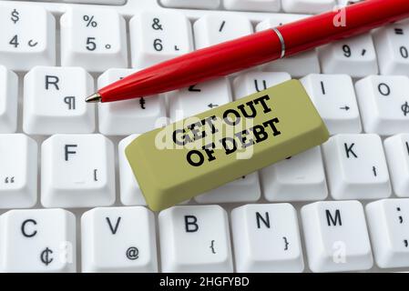 Text caption presentare uscire dal debito, parola scritta su cambiamento di spesa abitudine imparare a bilancio prioritizzare debiti in connessione con gli amici in linea, ma Foto Stock