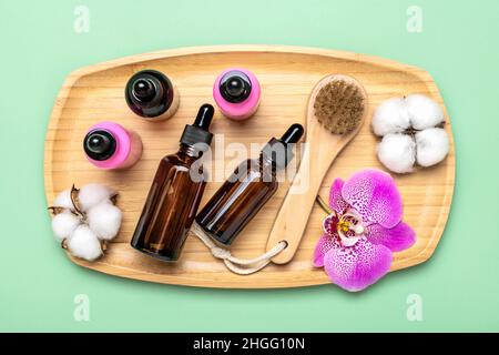 Set di noci di cocco, bottiglia cosmetica in vetro con olio naturale idratante, spazzola, orchidea, cotone Lie isolato su sfondo rosa Vista dall'alto Flat Lay Eco, zer Foto Stock