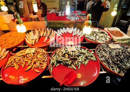 Venditore di pesce fresco a Eminönü, Istanbul, Turchia. Foto Stock