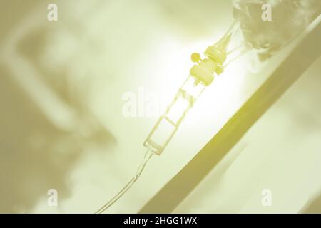 Background medico con soluzione appesa al polo medico. Foto Stock