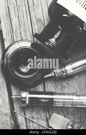 Oggetti medici retrò sulla tavola di legno irregolare. Foto Stock