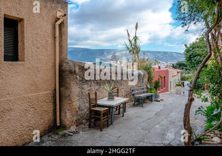 Atene, Grecia - Febbraio 22 2020: Vista dei vicoli stretti del quartiere storico di Plaka, sulle pendici del Colle dell'Acropoli. Foto Stock