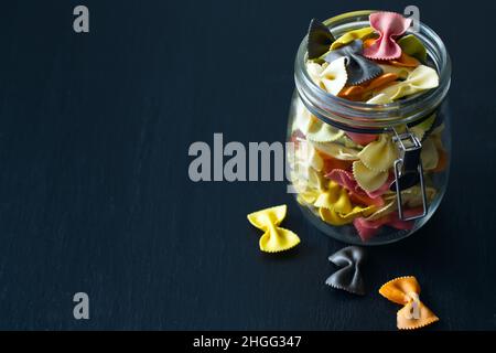 pasta colorata sulla superficie nera Foto Stock