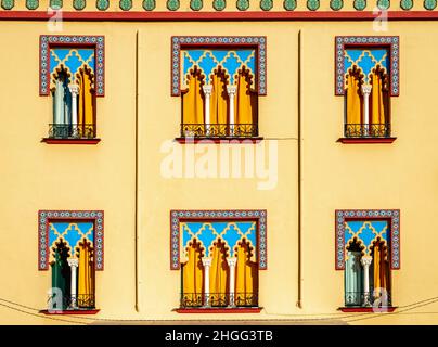 Vista dettagliata della facciata di un edificio in stile moresco di fronte a Plaza del Triunfo a Cordoba, Andalusia, Spagna. Foto Stock