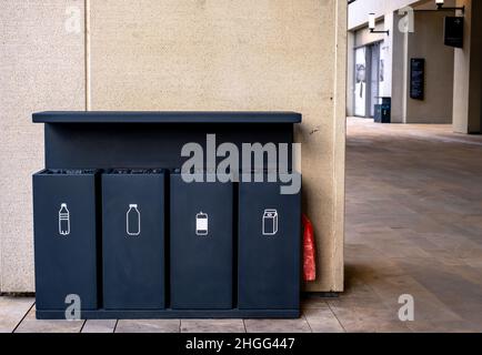 Cestino del riciclaggio nel centro commerciale. Foto Stock