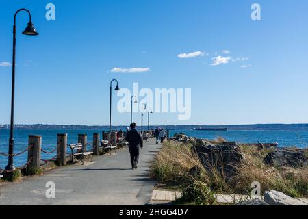 Persone che camminano sul molo di Dundarave Park Beach in una splendida giornata di sole. Foto Stock