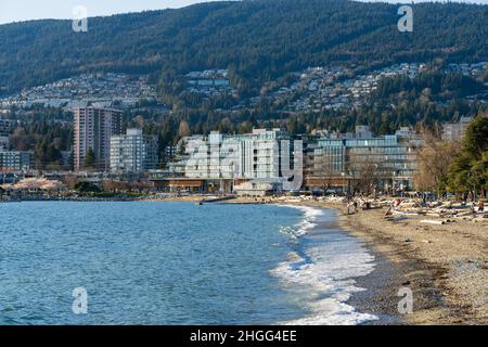 West Vancouver, BC, Canada - Aprile 12 2021 : Ambleside Park Beach in primavera. Foto Stock