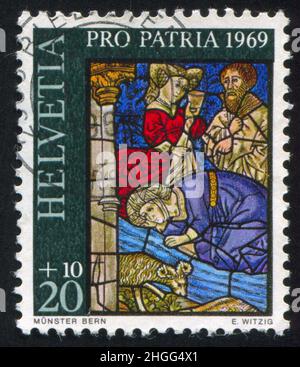SVIZZERA - CIRCA 1969: Francobollo stampato dalla Svizzera, mostra Israeliti bere dalla primavera di Mosè nella cattedrale di Berna, circa 1969 Foto Stock