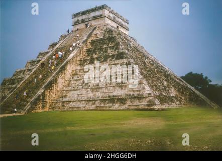 I turisti che si arrampicano sulla piramide principale delle rovine Maya a Chichen Itza nella giungla dello Yucatan in Messico nel 1997 Foto Stock