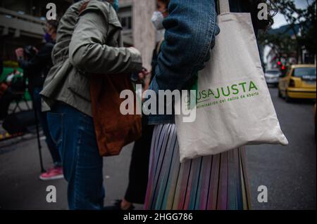 Le donne si dimostrano a sostegno della depenalizzazione degli aborti al di fuori della Corte costituzionale colombiana di Bogotà, Colombia, il 20 gennaio; Foto Stock