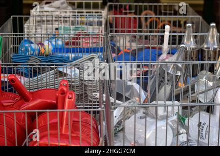 articoli per la casa in cestini di filo fuori negozio Foto Stock