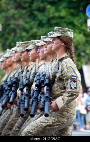 Ucraina, Kiev - 18 agosto 2021: Ragazze militari. Forze aeree. Ucraino militare. C'è un distacco di soccorritori che marciano nella sfilata. Folla di marzo. Soldati dell'esercito. Donna soldato in uniforme Foto Stock