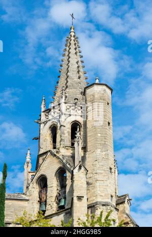 La guglia e il campanile di St Pierre da Place Carnot, Avignone Foto Stock