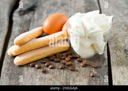 ingredienti tiramisù su superficie di legno Foto Stock