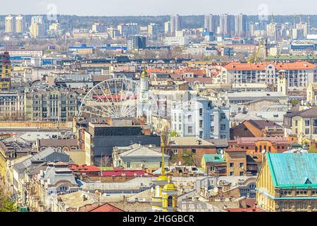 Kiev, Ucraina - 28 aprile 2021: Vista panoramica della città con case a Kiev, Ucraina. Foto Stock