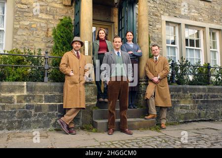 CALLUM WOODHOUSE, SAMUEL WEST, RACHEL SHENTON, ANNA MADELEY E NICHOLAS RALPH IN TUTTE LE CREATURE GRANDI E PICCOLE (2020), DIRETTO DA BRIAN PERCIVAL E ANDY HAY. Credito: Parco giochi intrattenimento / Album Foto Stock