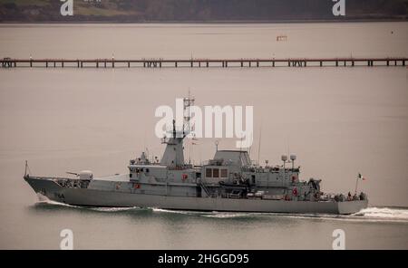 Cork Harbour, Cork, Irlanda. 21st Jan 2022. La nave navale LÉ George Bernard Shaw ritorna al suo porto dopo aver completato una pattuglia in una mattinata grigia a Cork Harbour, Cork, Irlanda. - Picture Credit: David Creedon/Alamy Live News Foto Stock