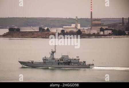 Cork Harbour, Cork, Irlanda. 21st Jan 2022. La nave navale LÉ George Bernard Shaw ritorna al suo porto dopo aver completato una pattuglia in una mattinata grigia a Cork Harbour, Cork, Irlanda. - Picture Credit: David Creedon/Alamy Live News Foto Stock