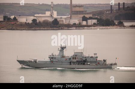 Cork Harbour, Cork, Irlanda. 21st Jan 2022. La nave navale LÉ George Bernard Shaw ritorna al suo porto dopo aver completato una pattuglia in una mattinata grigia a Cork Harbour, Cork, Irlanda. - Picture Credit: David Creedon/Alamy Live News Foto Stock